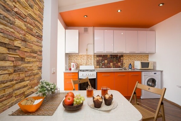 Apartment, 1 Schlafzimmer (Malysheva, 84-365) | Eigene Küche | Kühlschrank, Mikrowelle, Wasserkocher, Kochgeschirr/Geschirr/Besteck