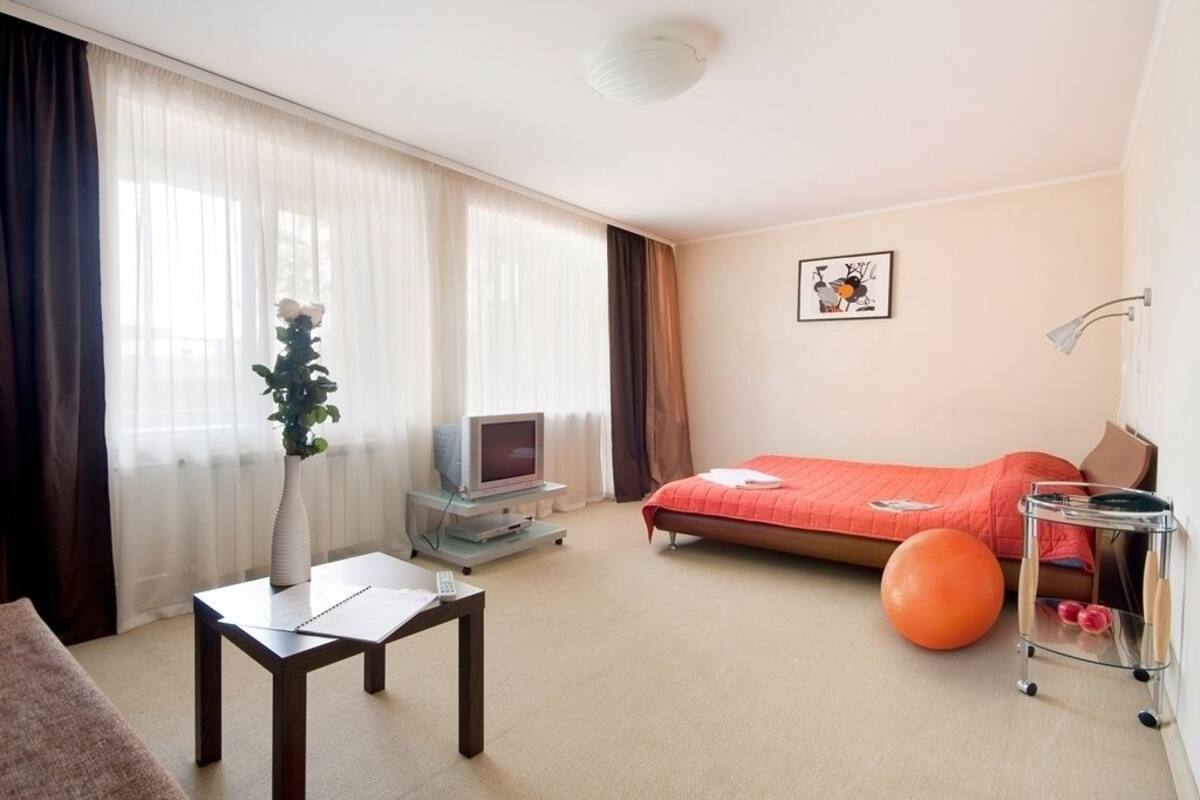 Apartment, 1 Schlafzimmer (Lunacharskogo, 180-18) | Bügeleisen/Bügelbrett, kostenloses WLAN, Bettwäsche