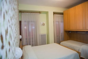 Triple Room | Desk, free WiFi - Hotel Centrale (Loreto)