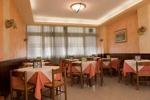 Petit déjeuner buffet compris