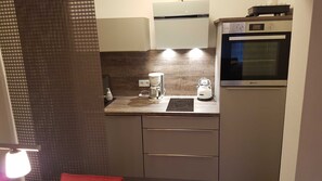 Réfrigérateur, un four, lave-vaisselle, chaise haute