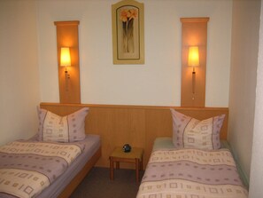1 bedroom, travel cot, bed sheets - Apartment Georgenhöhe - House Barbara - ApartmentGeorgenhöhe (Wildemann)