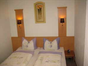 1 bedroom, travel crib, bed sheets