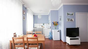 Apartment, 2 Schlafzimmer (Lenina, 40-40) | Wohnbereich | Fernseher