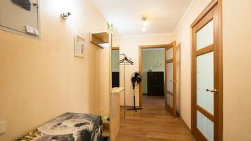 Apartment, 2 Schlafzimmer (Mamina-Sibiryaka, 70-84) | Wohnbereich | Fernseher