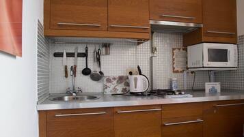 Apartment, 2 Schlafzimmer (Lenina, 48-13) | Eigene Küche | Kühlschrank, Mikrowelle, Wasserkocher, Kochgeschirr/Geschirr/Besteck
