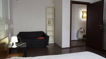 Apartment, 2 Schlafzimmer (Lenina, 48-13) | Wohnbereich | Fernseher