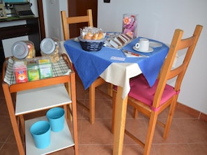 Lemari es besar, microwave, oven, dan kompor