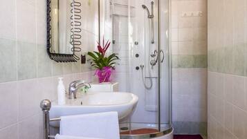 Double or Twin Room | Bathroom