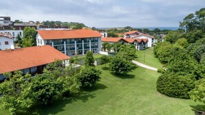 A residential area with modern buildings, green lawns, and a clear view of the sea. - St Jean Luz Hotel Erromardie Suite 4p (Saint-Jean-de-Luz)