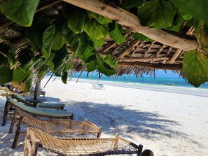 Privatstrand, weißer Sandstrand, Liegestühle, Strandtücher