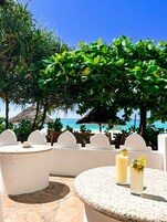 Serves breakfast, lunch, and dinner