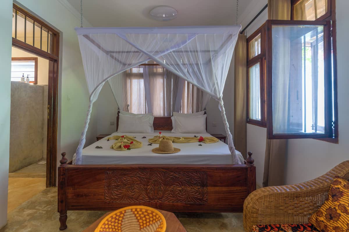 Essential Room | In-room safe, WiFi (free), bed sheets