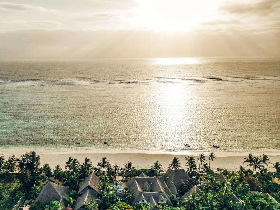 Praia particular, areia branca, espreguiçadeiras, toalhas de praia