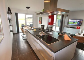 Kühlschrank, Mikrowelle, Ofen, Geschirrspüler