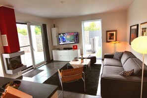 Fernseher, Kamin, Bücher