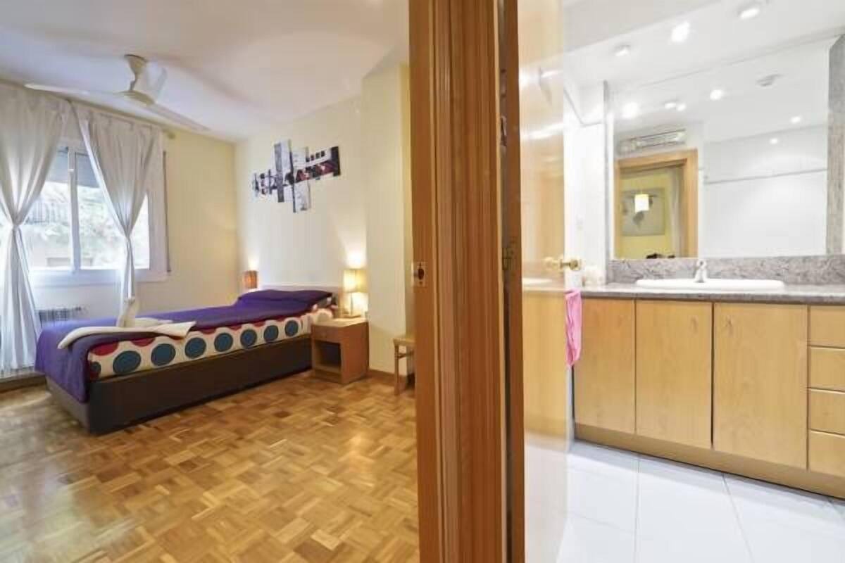 Double Room, Private Bathroom | WiFi (free), bed sheets