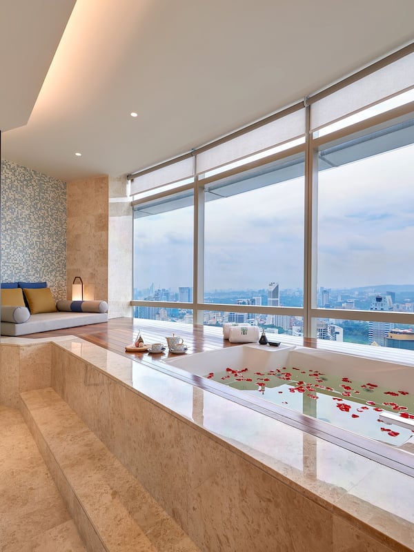 Sky Sanctuary Suite | Bathroom | Combined shower/tub, free toiletries, hair dryer, bathrobes
