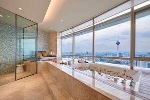 Suite (Sky Sanctuary) | Kamar mandi | Kombinasi shower/bathtub dan perlengkapan mandi gratis