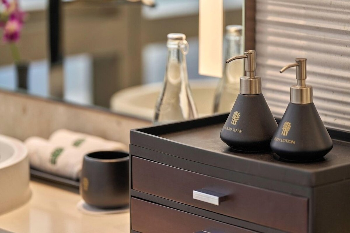 สิ่งอำนวยความสะดวกในห้องน้ำ | ฝักบัวในอ่างอาบน้ำ, ของใช้ในห้องน้ำฟรี, ไดร์เป่าผม, เสื้อคลุมอาบน้ำ