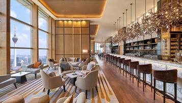 2 restaurants, breakfast served