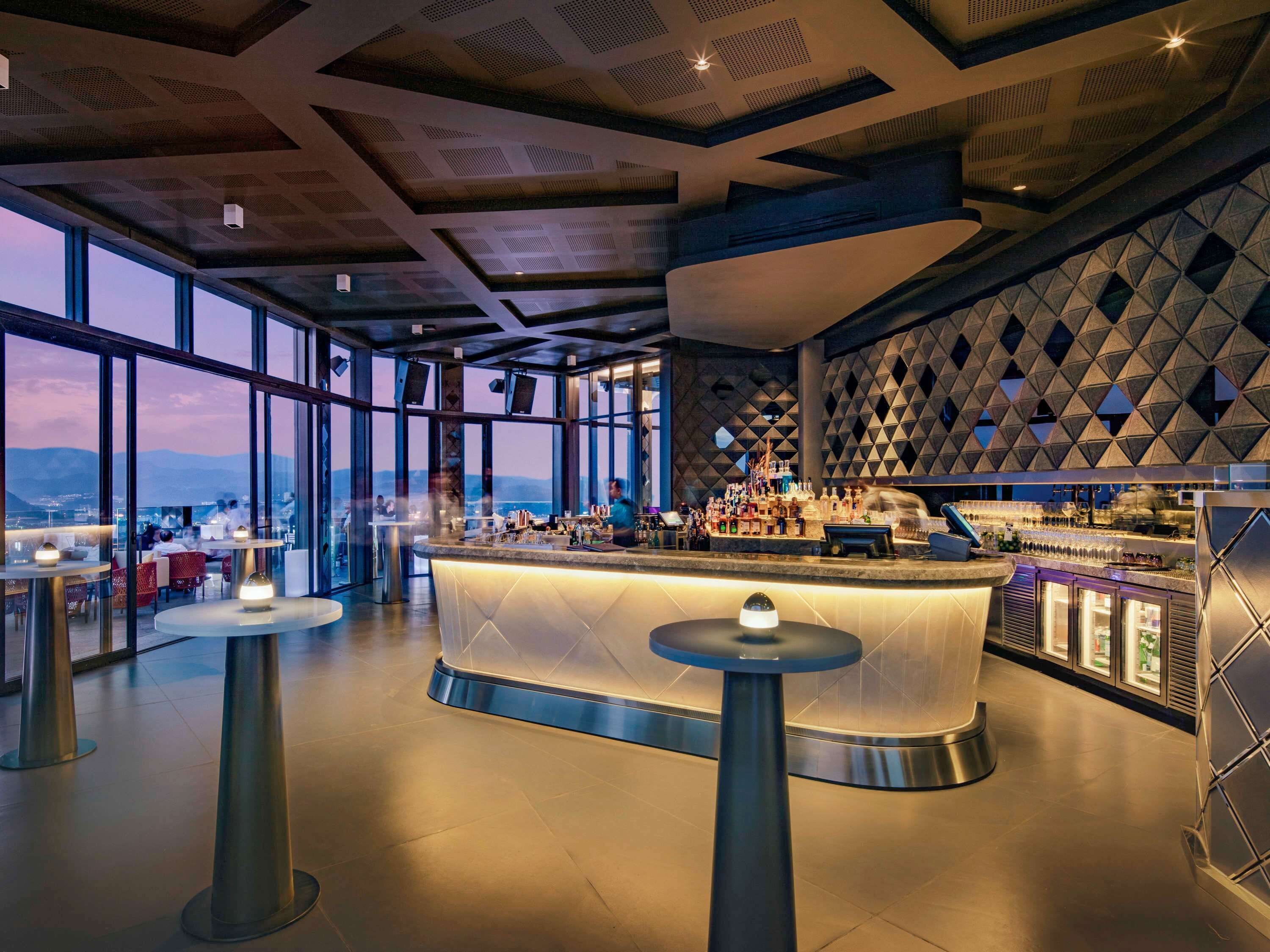 2 bars/lounges, rooftop bar