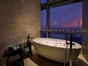 Signature Sky Retreat, 1 King Bed, KL Tower View - Banyan Tree Kuala Lumpur (Kuala Lumpur)