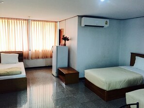 家庭房 | 办公桌、遮光窗帘、免费 WiFi