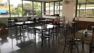 Desayuno buffet todos los días (con cargo)