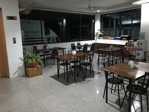 Se ofrece un desayuno bufé todos los días (por un coste adicional)