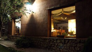 施設の正面 (日没後)