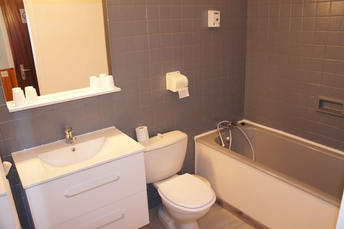 Shower, free toiletries, towels