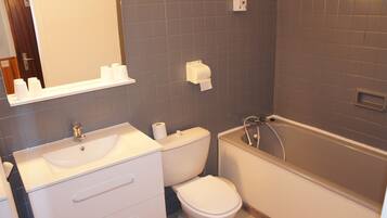 Shower, free toiletries, towels
