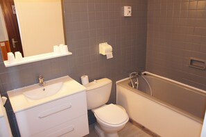 Shower, free toiletries, towels - Hôtel de la place (Germigny-des-Pres)