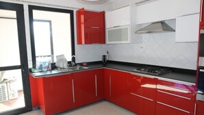 Apartamento | Cocina privada | Máquina de café espresso, frigorífico, microondas y horno