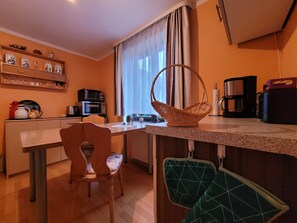 KĂŒhlschrank, Mikrowelle, Ofen, GeschirrspĂŒler