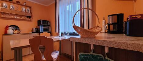 Réfrigérateur, micro-ondes, four, lave-vaisselle