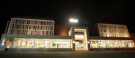 Fachada da propriedade à noite