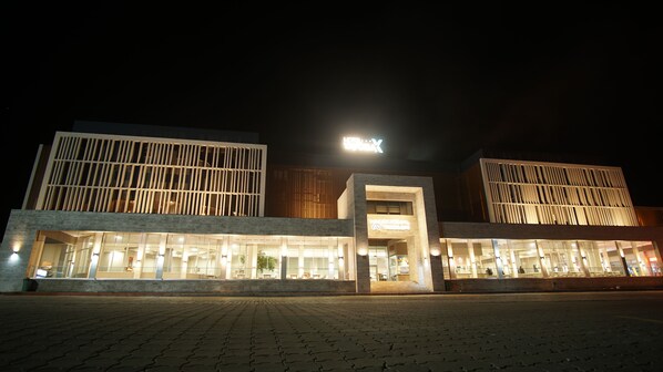 Front of property – evening/night - Yayoba Hotel (Tekirdag)