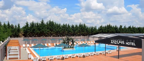 Outdoor pool, pool umbrellas, sun loungers