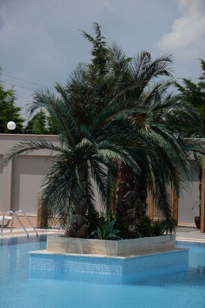 Outdoor pool, pool umbrellas, pool loungers - Yayoba Hotel (Tekirdag)