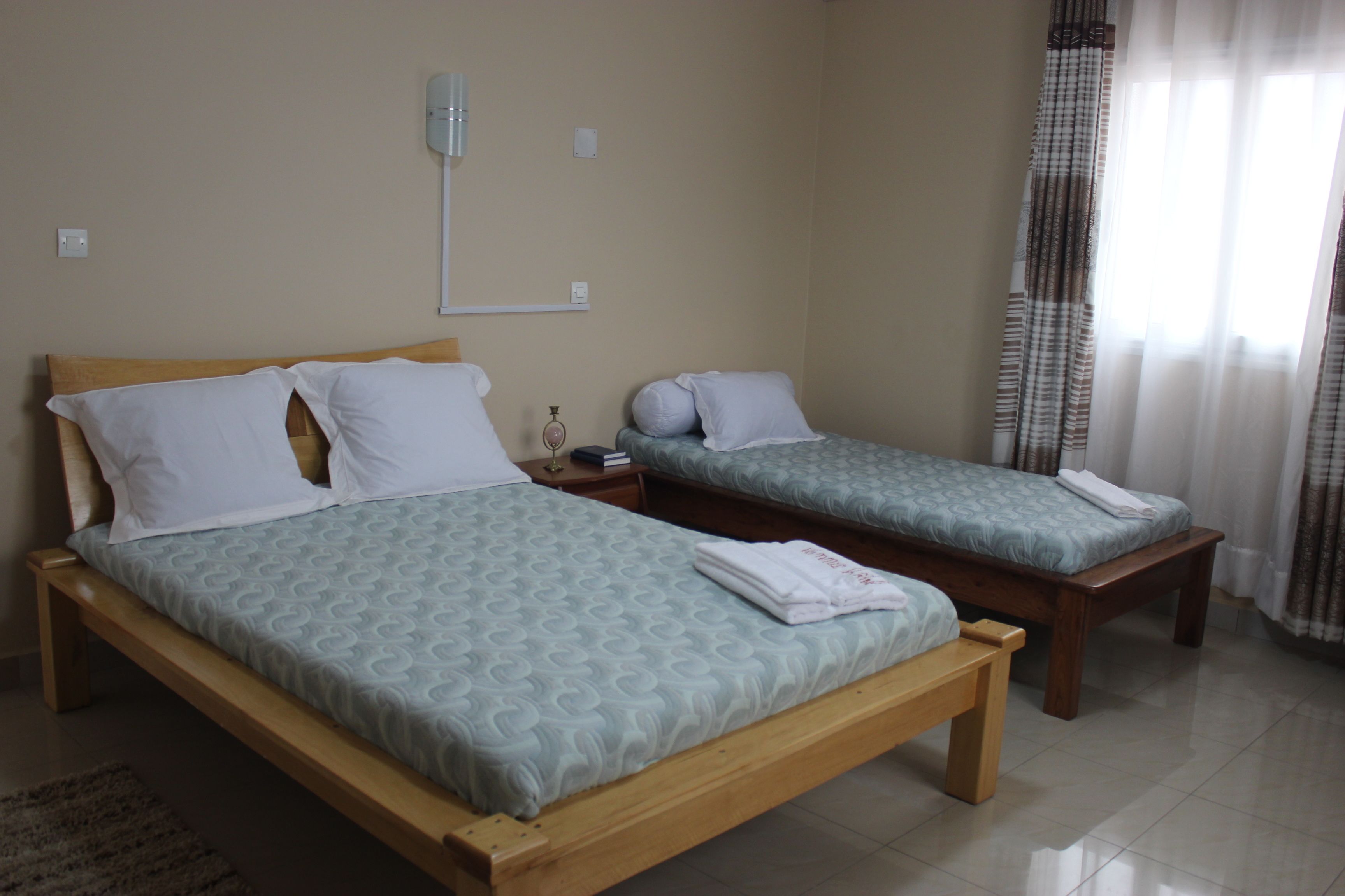 Dreibettzimmer | Minibar, Zimmersafe, Schreibtisch, kostenloses WLAN