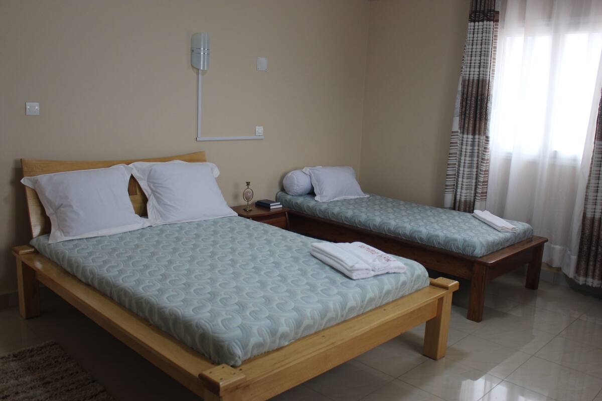 Dreibettzimmer | Minibar, Zimmersafe, Schreibtisch, kostenloses WLAN