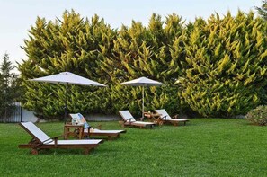 Indoor pool, outdoor pool, pool umbrellas, pool loungers - Villa Dimeon (West Achaea)