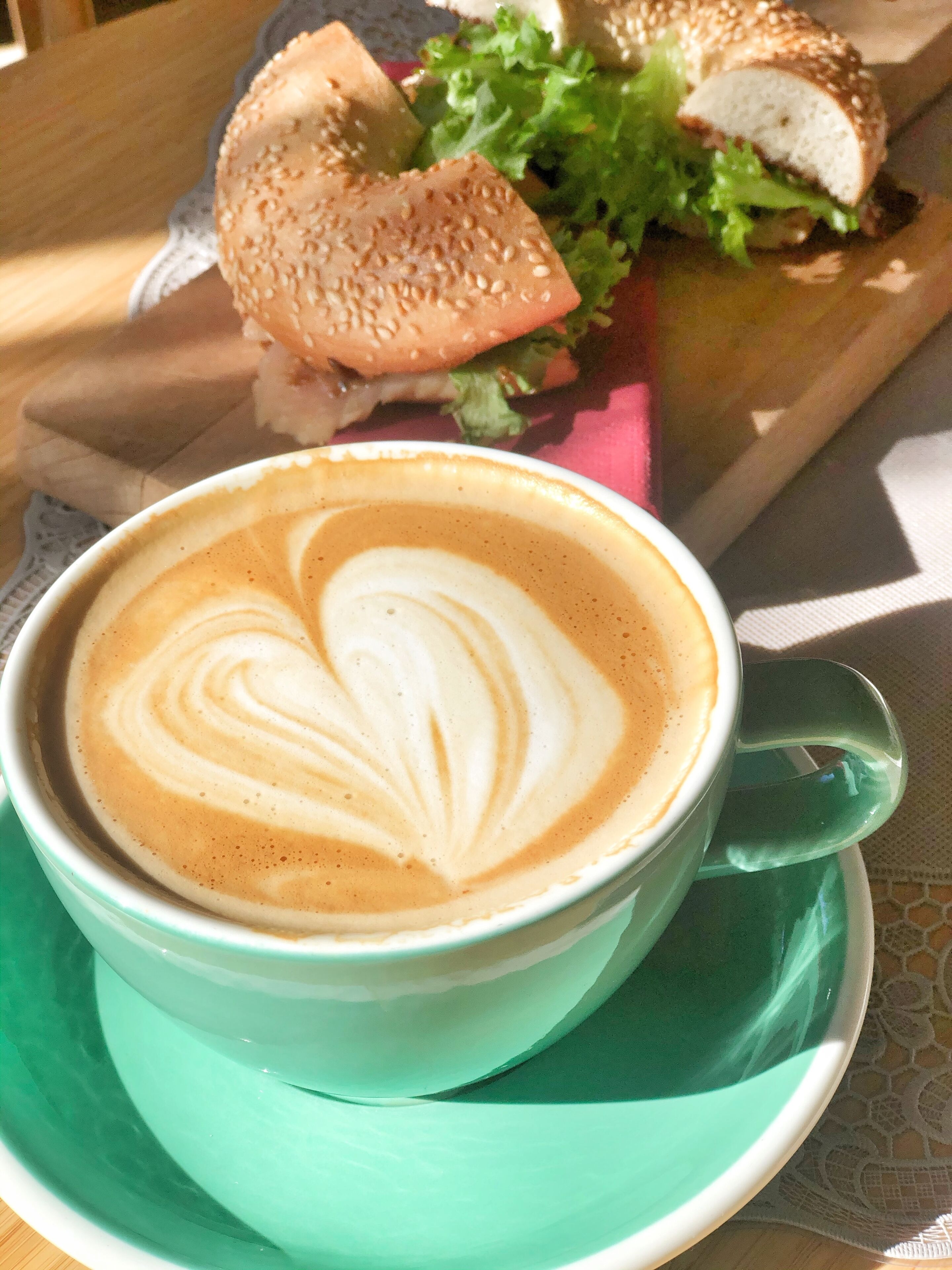 Una taza de café con arte de leche sobre un plato.