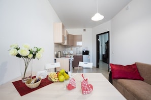 Apartamento, 1 quarto (Studencheskaya, 80-255) | Cozinha privada | Geladeira, micro-ondas, chaleira elétrica
