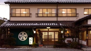 Fachada de la propiedad por la tarde o noche