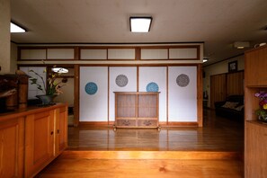 Interior entrance - Yufuin Onsen Ryokan Jinnouchi (Yufu)