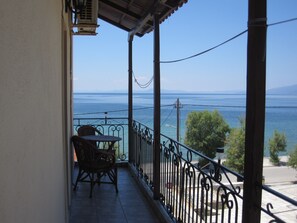 Iron/ironing board, bed sheets