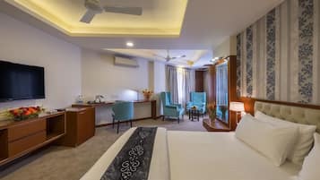 Deluxe Double Room, 1 Bedroom, Refrigerator, City View | Peralatan tempat tidur premium, bar mini, peti besi dalam bilik, meja